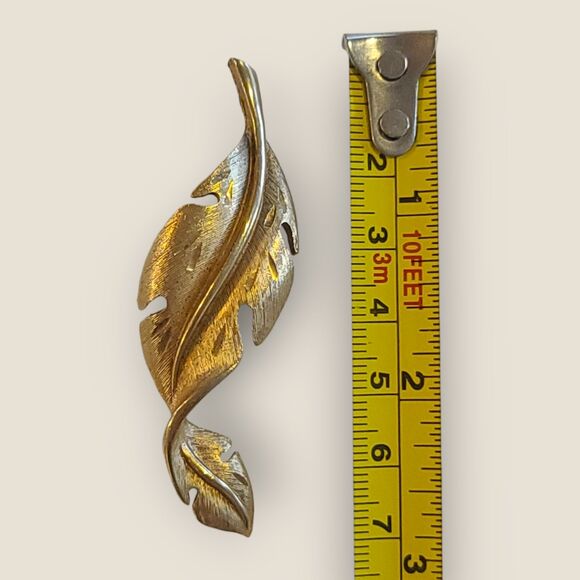 Vintage JJ Signed Gold Tone Leaf Brooch Twisted Pin Estate - Picture 8 of 8
